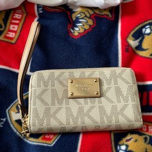 MOVING SALE!! Michael Kors wristlet!